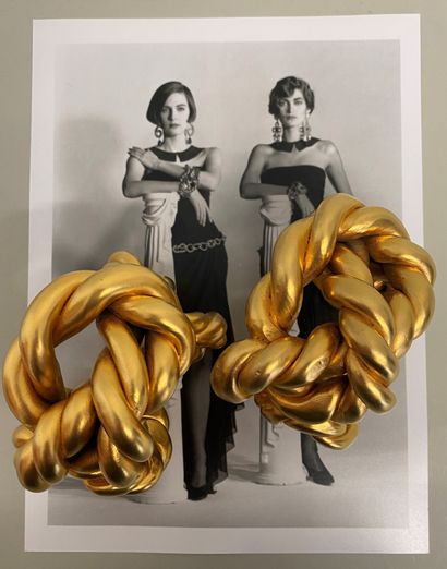 null CHANEL Cuff bracelet in golden resin - Unsigned.

Inside width 5cm.