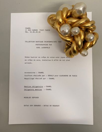 null CHANEL Corded cuff in gold resin and baroque pearls and drops - Unsigned (with...