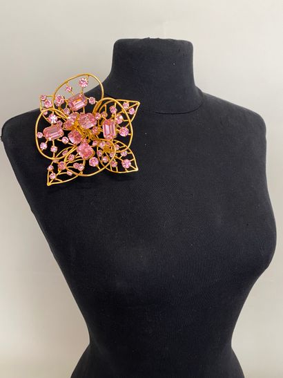 null 
GIVENCHY Haute Couture Année 1993-1994 Broche fleur en métal doré et strass...