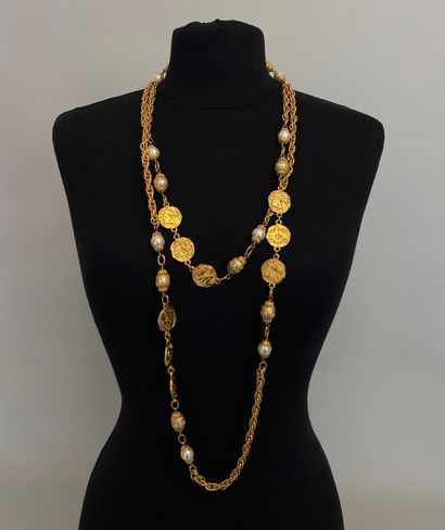 null CHANEL Twisted long necklace in gilded metal, pearly pearls with filigree caps...