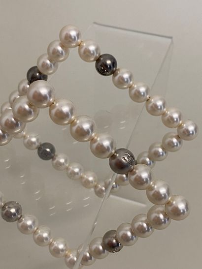 null CHANEL Paire de bracelets de section carrée de perles nacrées blanches et grises...