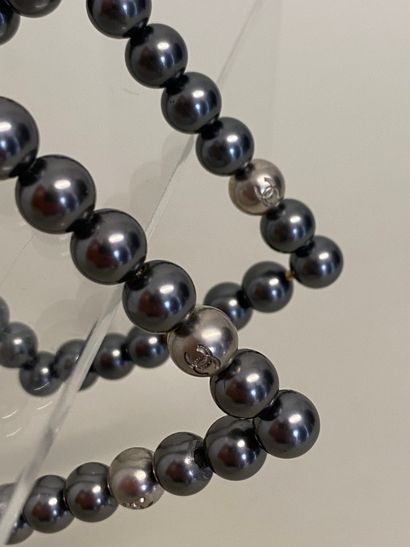 null CHANEL Paire de bracelets de section carrée de perles grises nacrées - Siglée.

7...