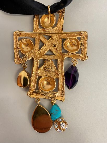 null 
CHRISTIAN LACROIX Pendentif broche croix en métal doré ajouré et cristaux de...
