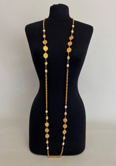null CHANEL Twisted long necklace in gilded metal, pearly pearls with filigree caps...