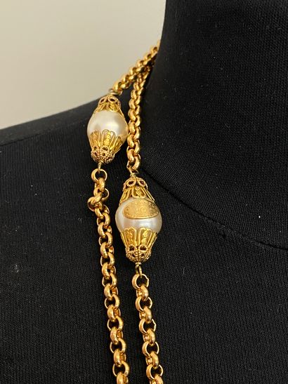 null 
CHANEL Made in France printemps 1994 Sautoir en métal doré, perles nacrées...