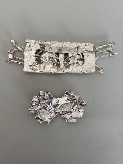 null LINDA ATTAB 2 Broches ruban en métal argenté- signées 

Longueur 10et 5cm