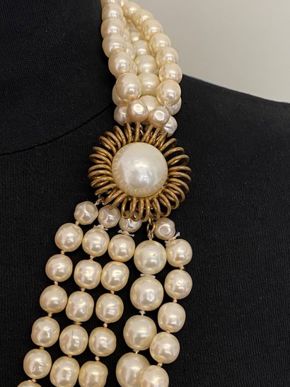 null CHANEL by VICTOIRE DE CASTELLANE Necklace of 5 rows of pearly pearls, metal...
