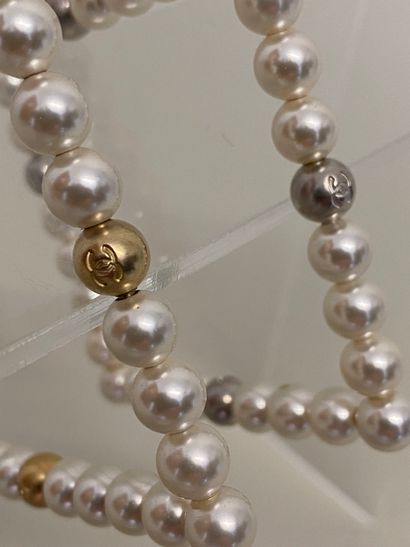 null CHANEL Paire de bracelets de section carrée de perles nacrées et patinées or...