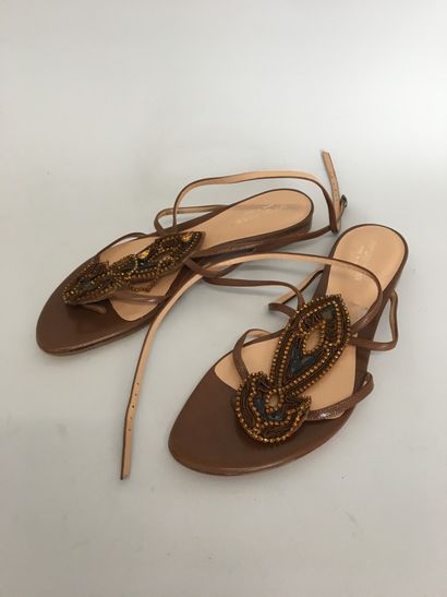 null SERGIO ROSSI Paire de sandales en cuir beige à brides et motif de passementerie...