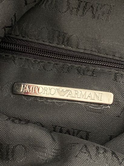 null EMPORIO ARMANI Sac à 2 anses en cuir noir et lainage façon plume fermoir chrome...