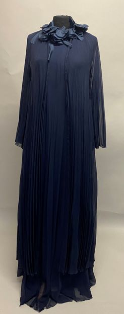 null PIERRE CARDIN Paris Long dress and its pleated coat in navy blue muslin with...