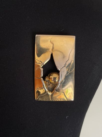 null SIDNEY CARRON Broche moderniste en métal doré.

6 x 3.5cm.