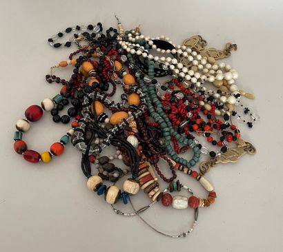 null Lot de bijoux fantaisie colliers, bracelets et bijoux divers dans différents...