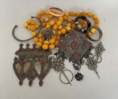null Lot de bijoux ethniques, Turkmene et divers colliers, bracelets, boutons, matériaux...