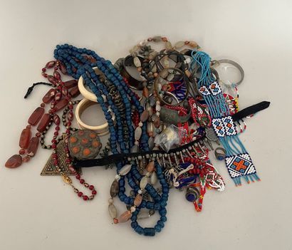 null Lot de bijoux fantaisie bracelets boites ethniques en pierres dures verre et...