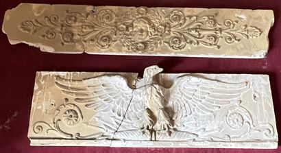 null 
2 bas reliefs décoratifs en plâtre à décor d’aigle et de mascarons (provenance...