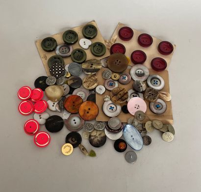 null Lot de boutons anciens en métal, nacre, bois et divers.