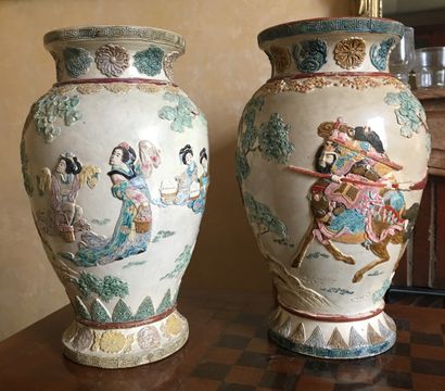 null JAPON Paire de vases balustre à décor de guerriers polychromes et dames de cour...