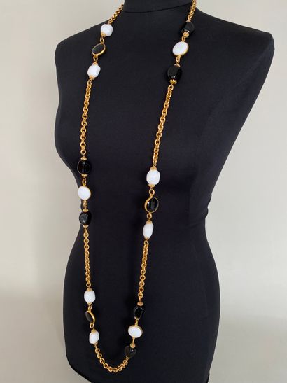 null CHANEL by GRIPOIX Made in France 1983 Long necklace in gilded metal, pebbles...