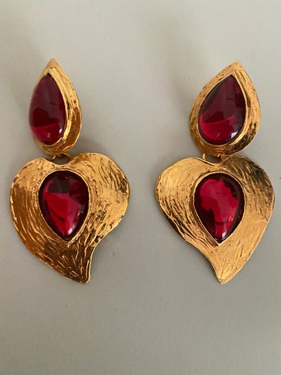 null YVES SAINT LAURENT Made in France Paire de clips d'oreilles coeur en métal doré...