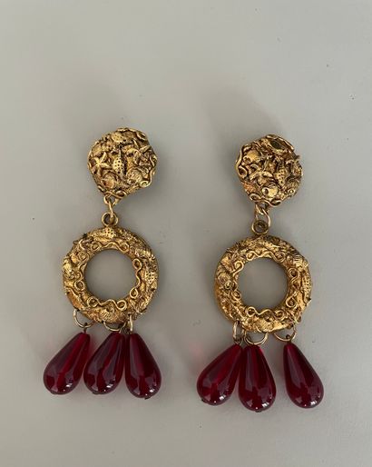 null Paire de clips d'oreilles en résine dorée et perles de goutte de verre rouge...