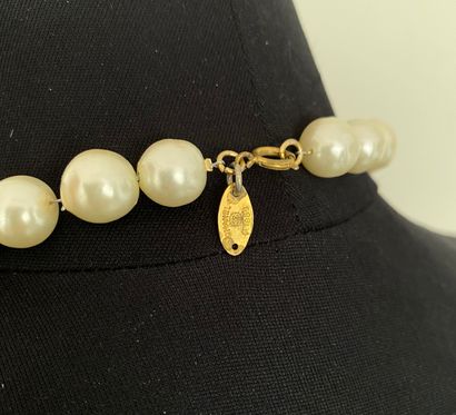 null CHANEL Made in France 1989 Long necklace with pearly pearls - signed 

Length...