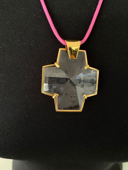 null 
SWAROVSKY par PHILIPPE FERRANDIS Croix en cristal cerclée de métal doré -circa...