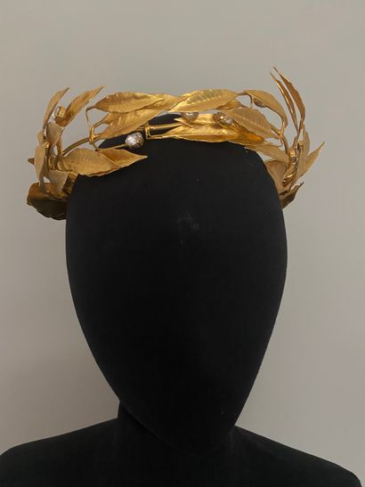null PRIVILEGE SGM PARIS Gilded metal circular crown of stylized laurels and Swarovski...