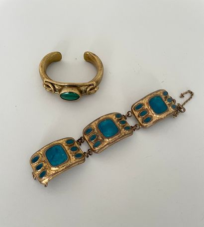 null Deux bracelets modernistes en métal patiné émail bleu et cabochon de pierre...