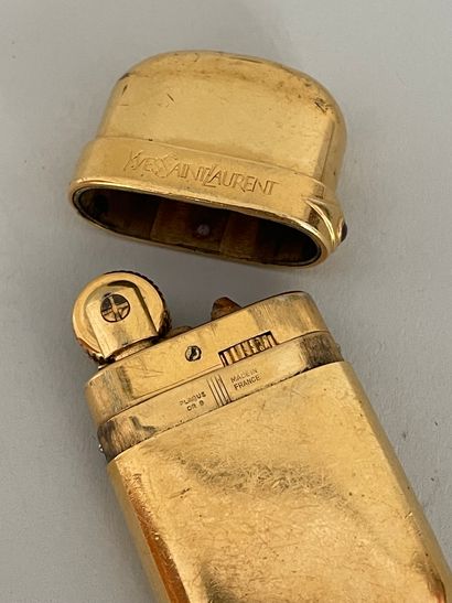 null YVES SAINT LAURENT Made in France Plain gold plated lighter n° 61997 - signed...