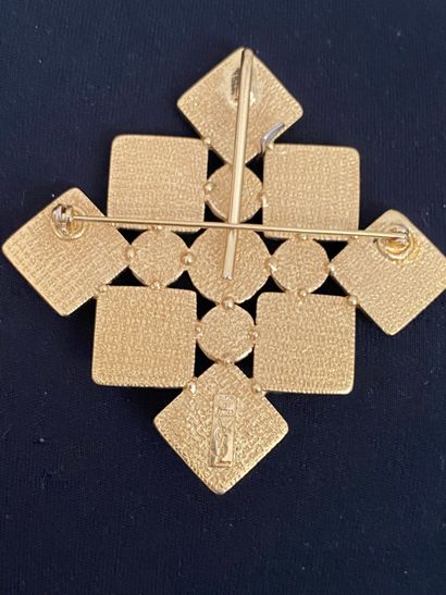 null YVES SAINT LAURENT Made in France Pendentif broche croix en métal doré résine...