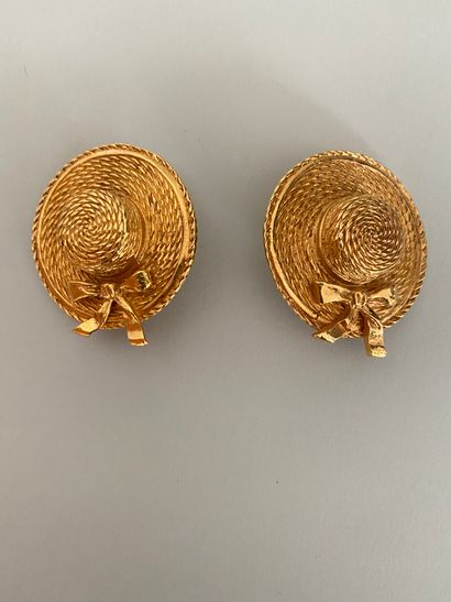  CHANEL Made in France Pair of gold-plated metal canotier ear clips - signed Diameter...
