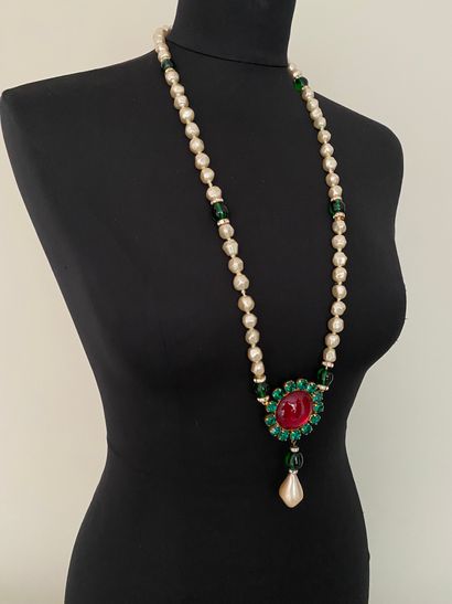 null YVES SAINT LAURENT by GRIPOIX Necklace of pearly pearls and emerald glass paste...