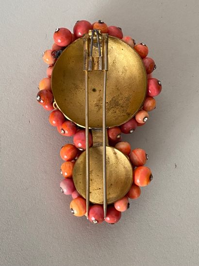 null CHANEL by GRIPOIX

Patinated brass clip made of small coral glass beads centered...