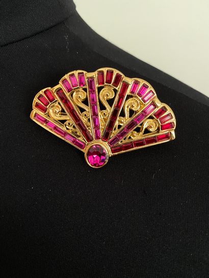  YVES SAINT LAURENT Made In France by ROBERT GOOSSENS Gold plated metal fan brooch...