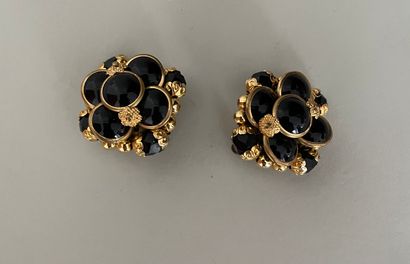 null Attributed to GRIPOIX Pair of ear clips in gilded metal and black glass - unsigned...