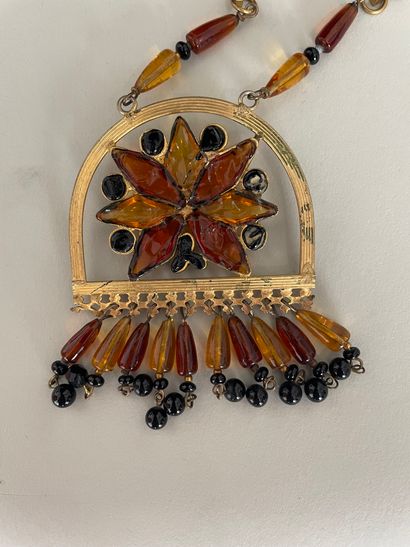null GRIPOIX circa 1930 Sautoir en métal patiné à pendant arabesque et motif fleur...