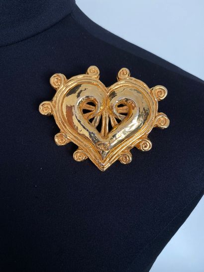 null CHRISTIAN LACROIX Made in France heart brooch in gold resin - signed

8x6cm