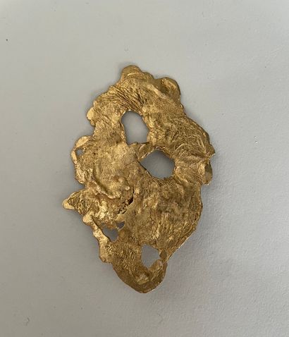 null CHRISTIANE BILLET Monoclip in crumpled and openworked gilt bronze - signed Ht...