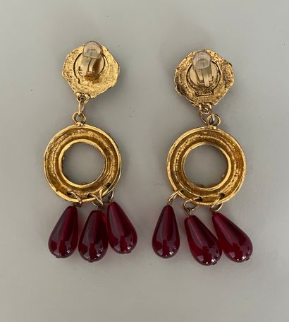null Pair of gold resin and red glass drop ear clips (unsigned)

Ht clips 11cm