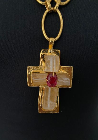 null YVES SAINT LAURENT Rive Gauche Collier maillon olive retenant une croix en métal...