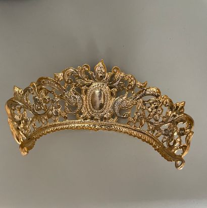 null Indian style gold plated and openwork tiara 9 X 21cm
