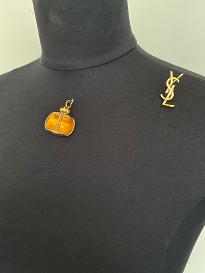  YVES SAINT LAURENT YSL Pin and champagne pendant in gold metal and amber resin 
Height...