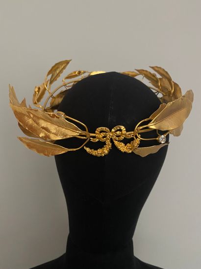 null PRIVILEGE SGM PARIS Gilded metal circular crown of stylized laurels and Swarovski...