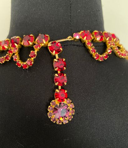 null MONIC BIJOUX circa 90 Gold plated metal drapery necklace with red enamel cabochons...