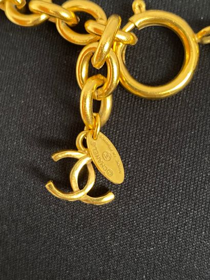  CHANEL Made in France Collier en métal doré à motifs boucliers en métal doré - signé...
