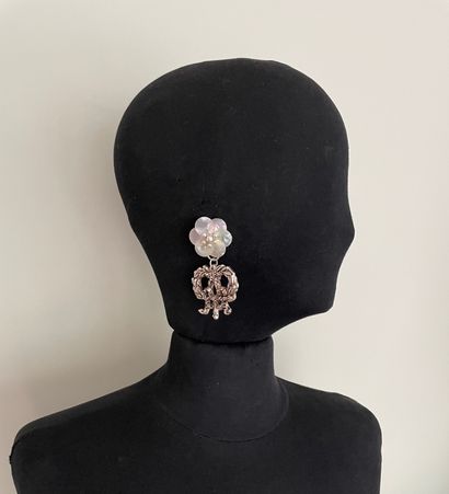 null CHANTAL THOMASS Pair of ear clips in silver resin and pearly celuloid flowers...