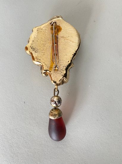 null Attributed to ALEXIS LAHELLEC Nugget brooch in gilded resin decorated with a...