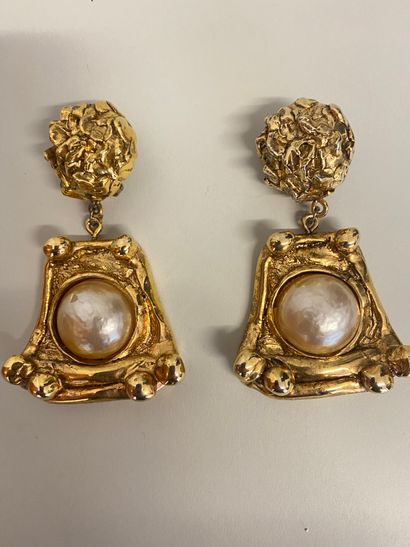 null Pair of ear clips in gold resin and pearly pearls Ht 10cm