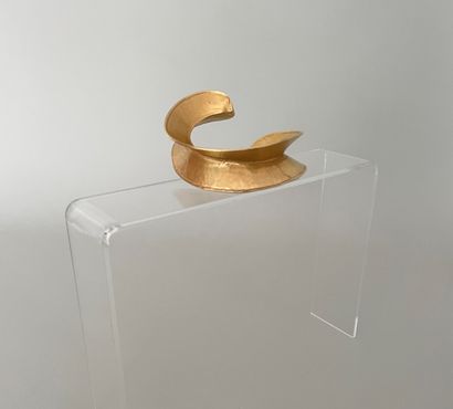 null HERVE VAN DER STRAETEN Gold-plated hammered metal bracelet - unsigned 

Inside...